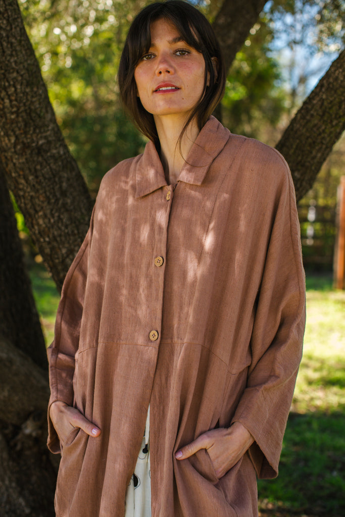 Introducing the Brown Duster jacket, a versatile essential crafted from organic cotton. Designed with a sleek straight collar and adorned with charming coconut buttons, this jacket exudes charm & sophistication. With its straight hem and relaxed fit, it offers both comfort and effortless elegance for any occasion.