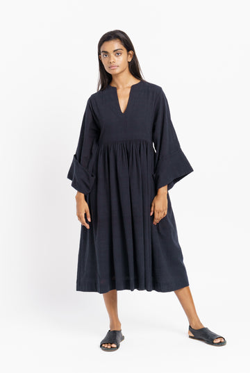 Gathered midi dress, minimalist wear, how to be a minimalist with clothes, 100 organic cotton women's clothing, 100 percent cotton women's clothing, cotton clothing for women, cotton clothing store, best organic cotton clothing, clothes made from organic cotton, sustainable clothing brands dresses, sustainable dress brands